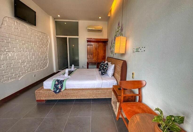 חדר דלוקס עם מרפסת, Hostel By Monsoon Riverside