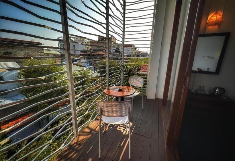 חדר דלוקס עם מרפסת, Hostel By Monsoon Riverside