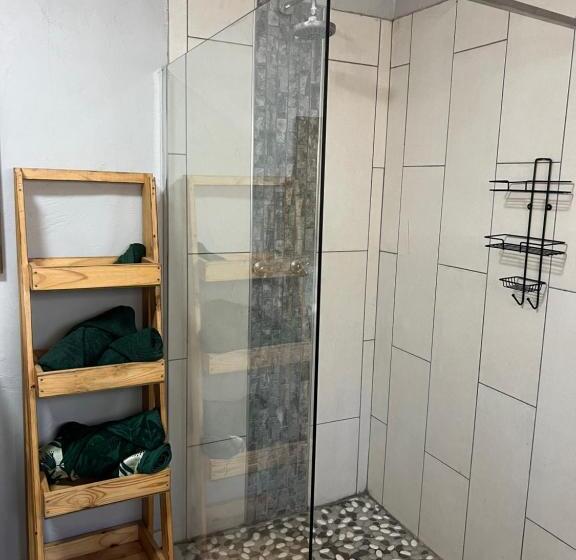 חדר משפחתי, Elizabeth The 7th