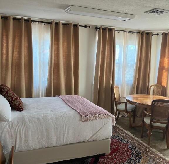 جناح, Prairie Rose Inn