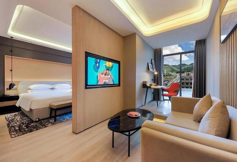 带双人大床的行政管理套房, Park Inn By Radisson Zhuhai Gaolan Port