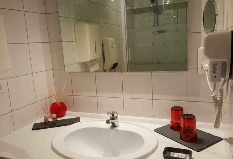 חדר סטנדרט לארבעה, Chambre D´hôtes Léonie & Restaurant