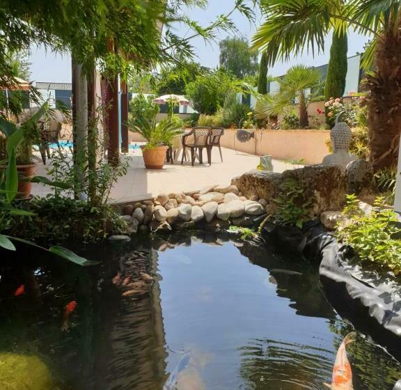 חדר סטנדרט לארבעה, Chambre D´hôtes Léonie & Restaurant