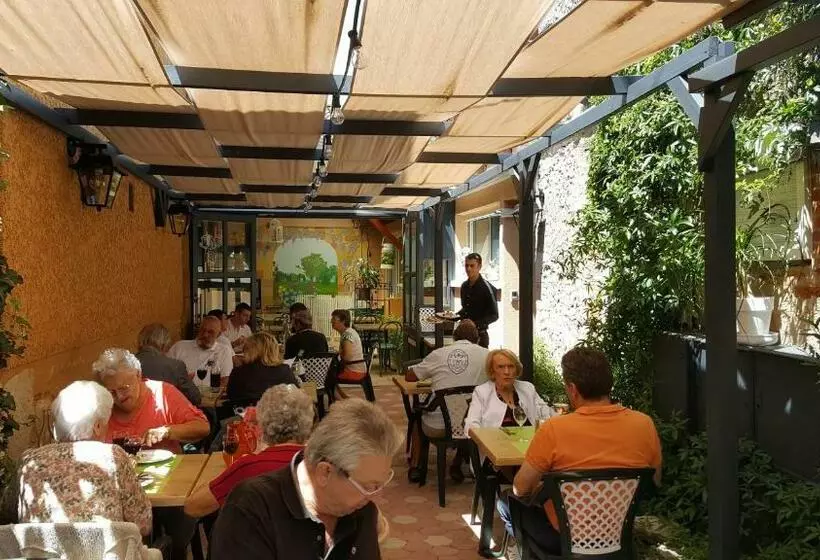 スタンダード４人部屋, Chambre D´hôtes Léonie & Restaurant
