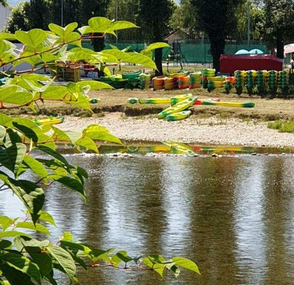 חדר סטנדרט לארבעה, Chambre D´hôtes Léonie & Restaurant