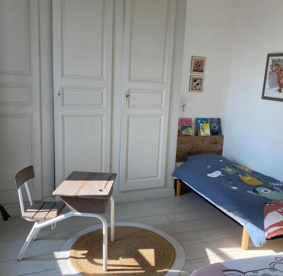 غرفة عائلية, La Grande Maison