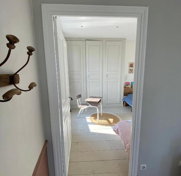 غرفة عائلية, La Grande Maison