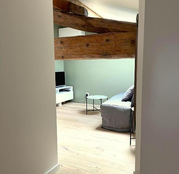 شقة غرفة واحدة, La Grande Maison