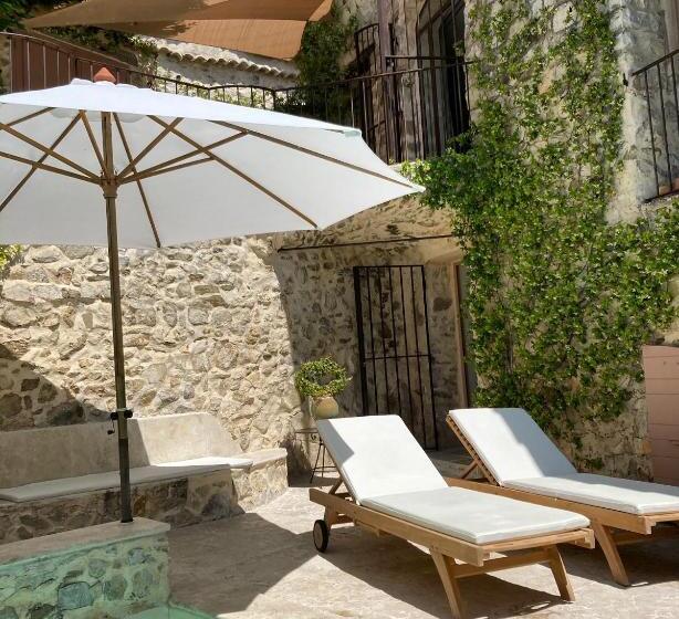 Люкс, Les Vieux Murs