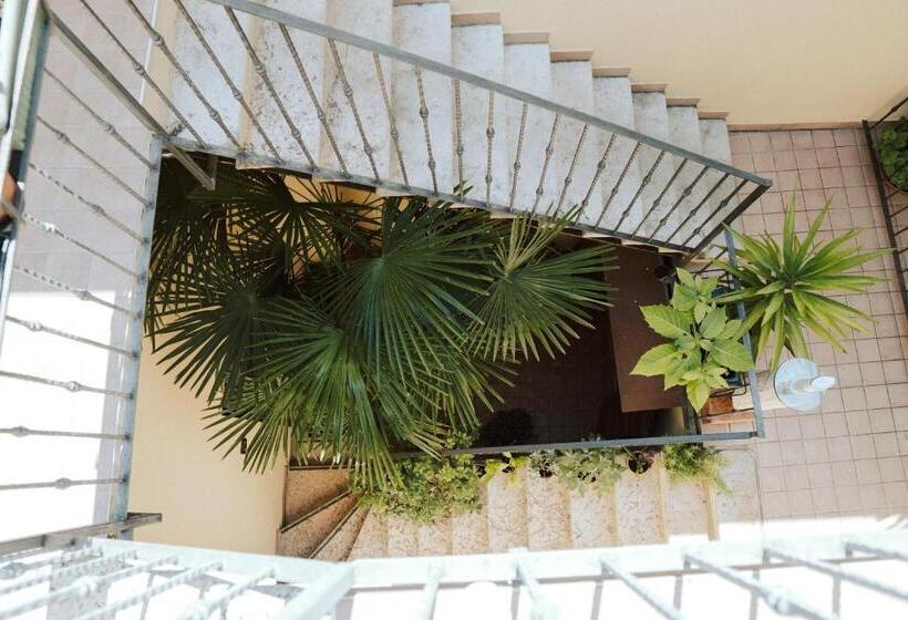 اتاق لوکس با تخت بزرگ, Romeo Giulietta