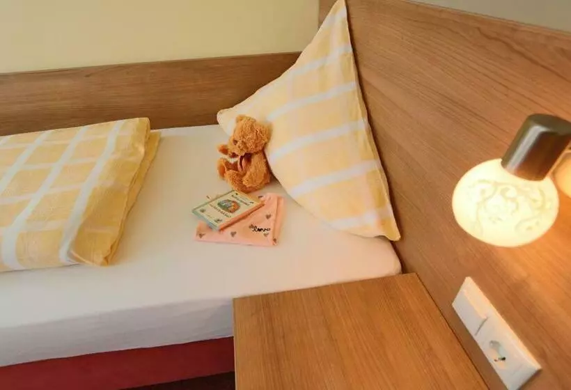 Standard Kolmen Hengen Huone, Gasthof Krancher
