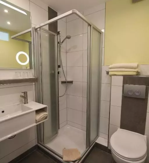Standard Kolmen Hengen Huone, Gasthof Krancher