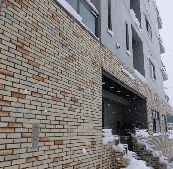 غرفة قياسية رباعية, Mountainside Palace