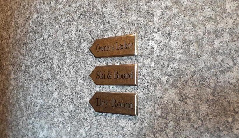 غرفة قياسية رباعية, Mountainside Palace