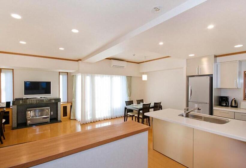 غرفة قياسية رباعية, Mountainside Palace