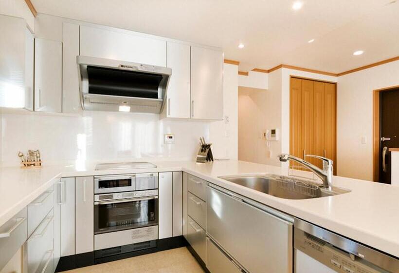 غرفة قياسية رباعية, Mountainside Palace