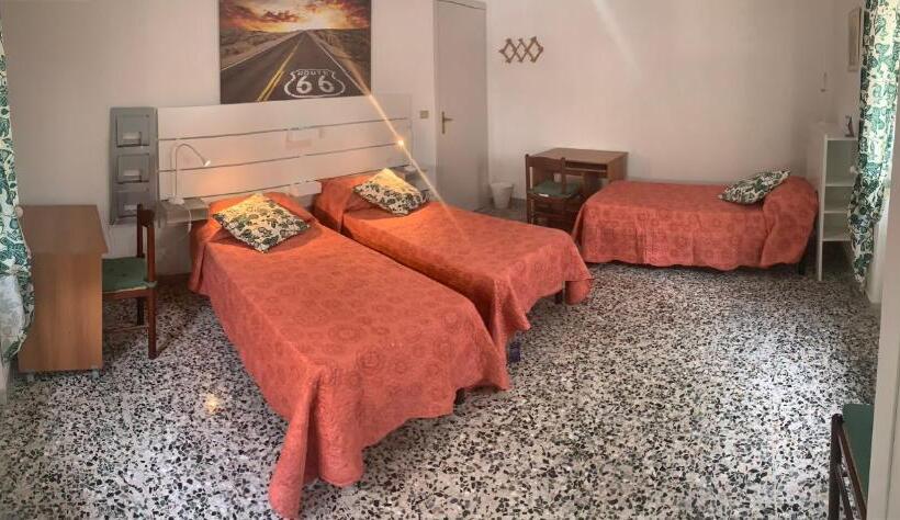 חדר סטנדרט לשלושה, B&b Falcone