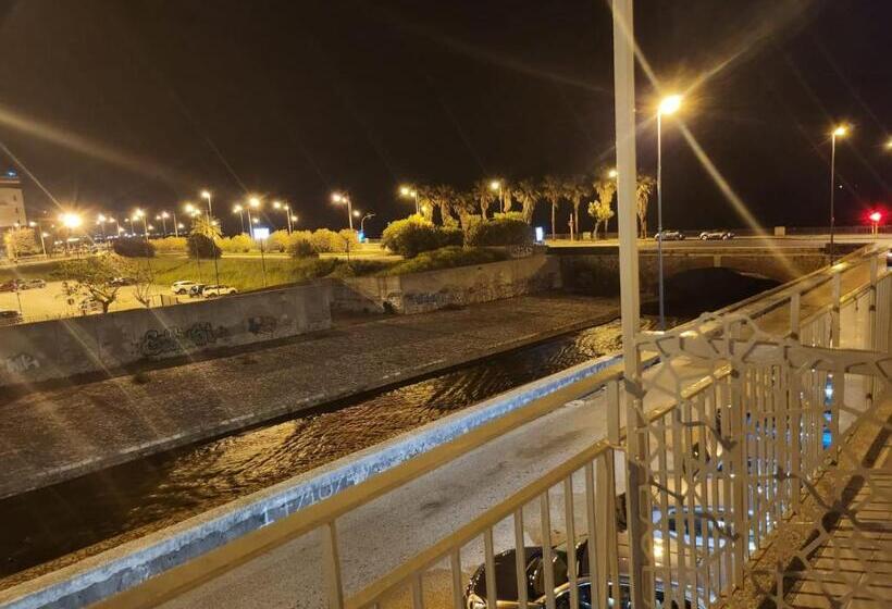 استودیوی لوکس, Holding House  Close Train Station And Port