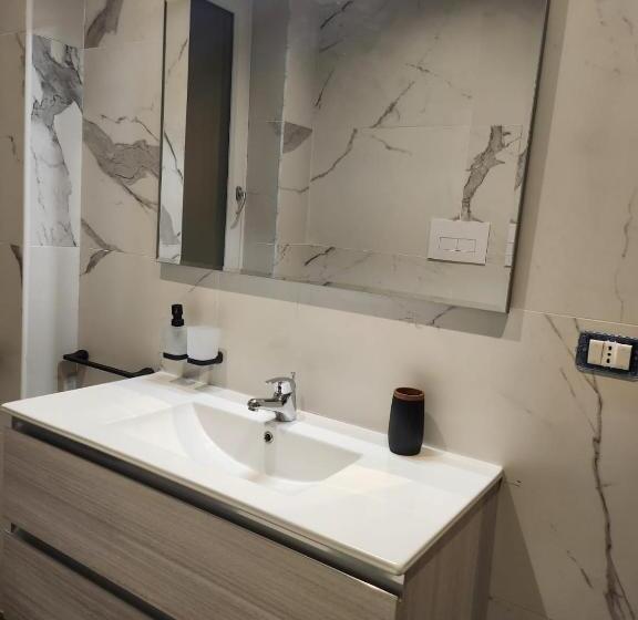 استودیوی لوکس, Holding House  Close Train Station And Port