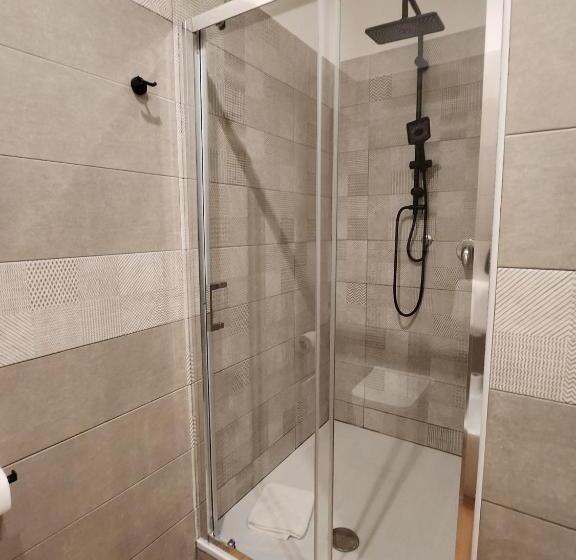 اتاق لوکس, Holding House  Close Train Station And Port