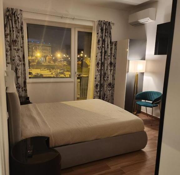 اتاق سه نفره دلوکس با چشم‌انداز دریا, Holding House  Close Train Station And Port