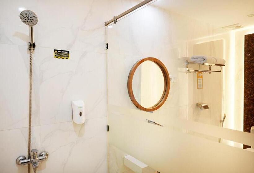 스탠다드 룸 킹사이즈 침대, Front One Hotel Sragen