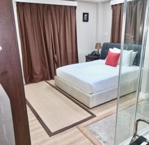 اتاق استاندارد, Myah's