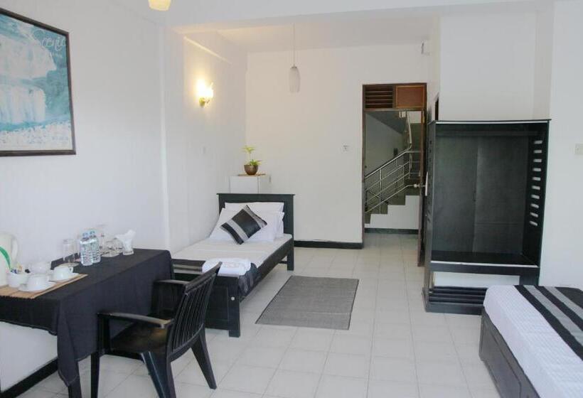 غرفة قياسية ثلاثية مزودة بشرفة, Nathaliya