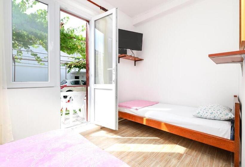 اتاق استاندارد سه نفره, Apartmani I Sobe Radojičić