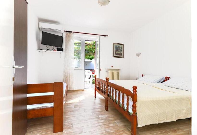 اتاق سه‌نفرۀ استاندارد با سرویس بهداشتی بیرون از اتاق, Apartmani I Sobe Radojičić