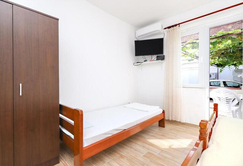 اتاق سه‌نفرۀ استاندارد با سرویس بهداشتی بیرون از اتاق, Apartmani I Sobe Radojičić