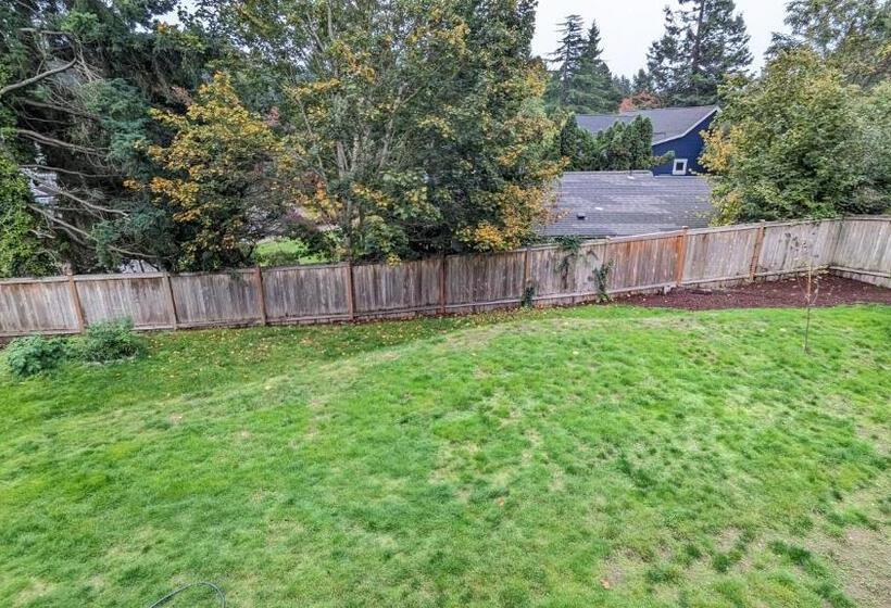 Családi Szoba, Private Guest Suite In West Bellevue Home