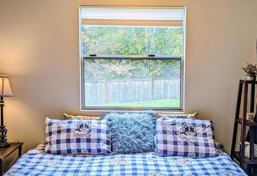 Családi Szoba, Private Guest Suite In West Bellevue Home