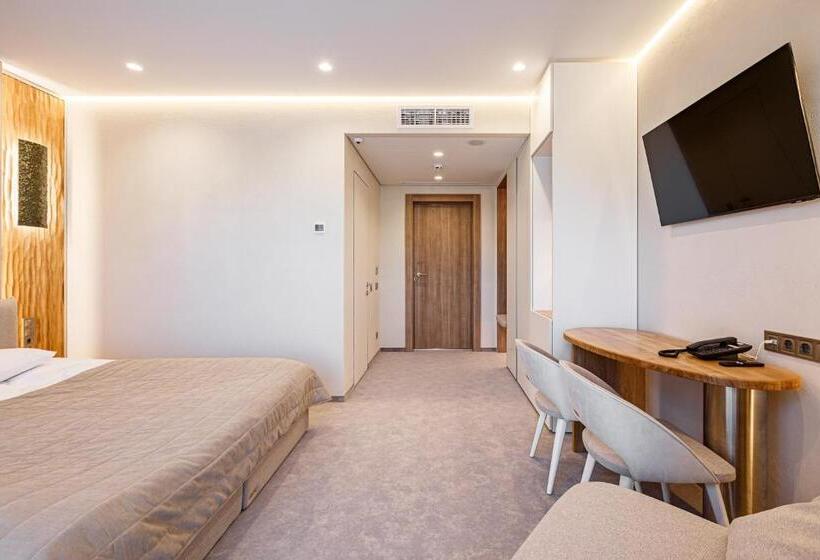 سوییت جونیور, Tavel Hotel & Spa