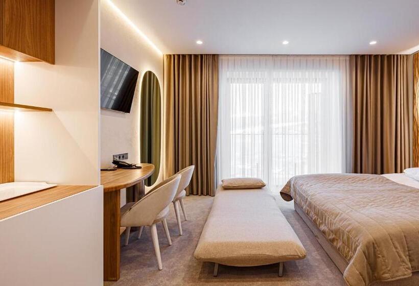 سوییت جونیور, Tavel Hotel & Spa