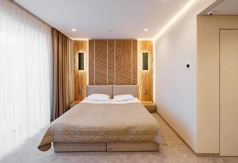 سوییت جونیور, Tavel Hotel & Spa