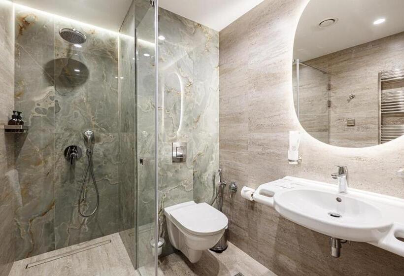 استودیوی استاندارد, Tavel Hotel & Spa