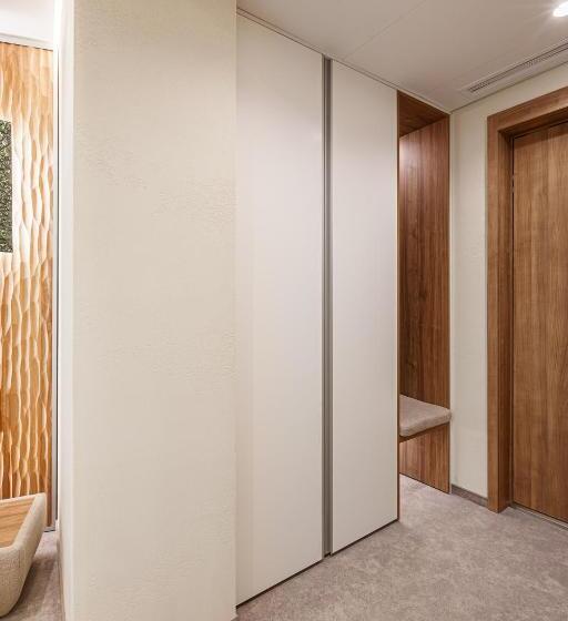 استودیوی استاندارد, Tavel Hotel & Spa