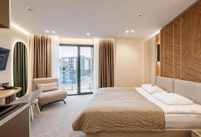 استودیوی استاندارد, Tavel Hotel & Spa