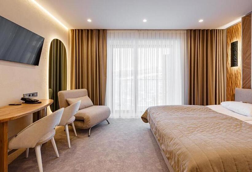 سوییت جونیور, Tavel Hotel & Spa