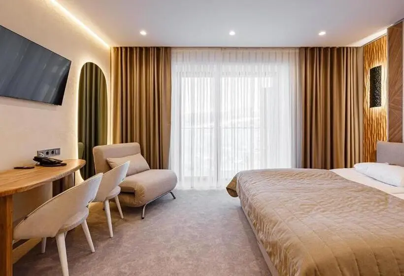 سوییت جونیور, Tavel Hotel & Spa