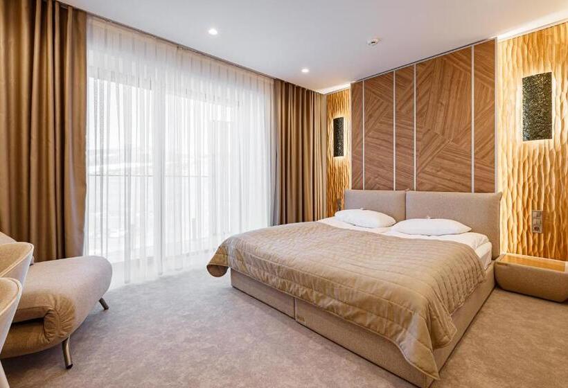 سوییت جونیور, Tavel Hotel & Spa