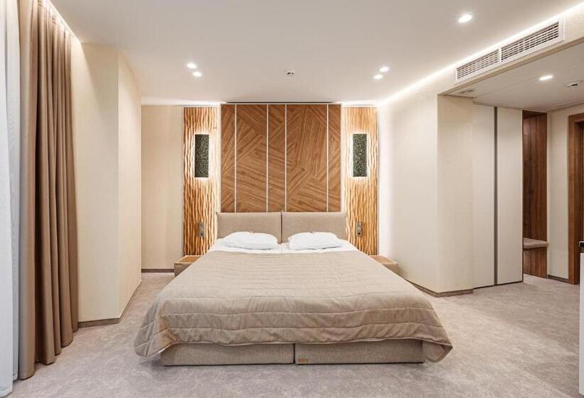 استودیوی استاندارد, Tavel Hotel & Spa