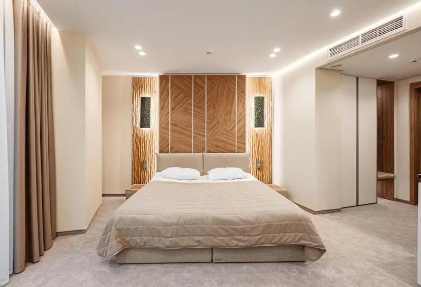 استودیوی استاندارد, Tavel Hotel & Spa