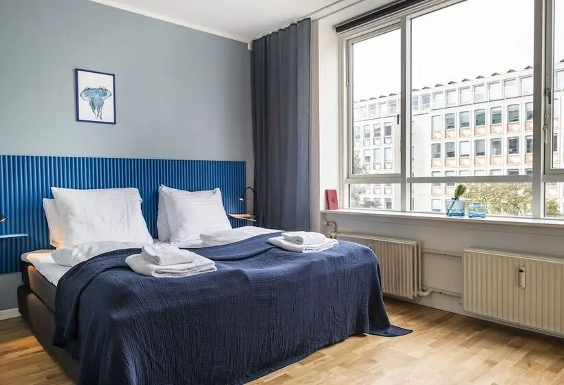 1 Bedroom Penthouse Apartment, The Lakes Apartments By Daniel&jacob S