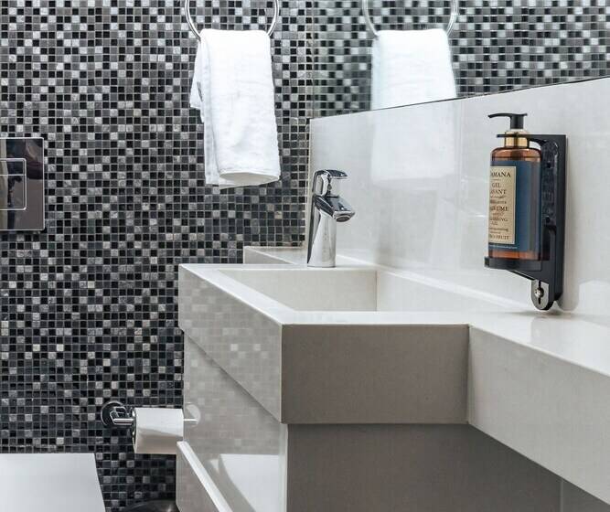 اتاق لوکس, Faqra Hills