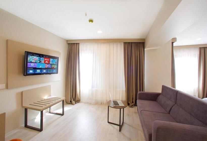 غرفة عائلية, Joy Taksim