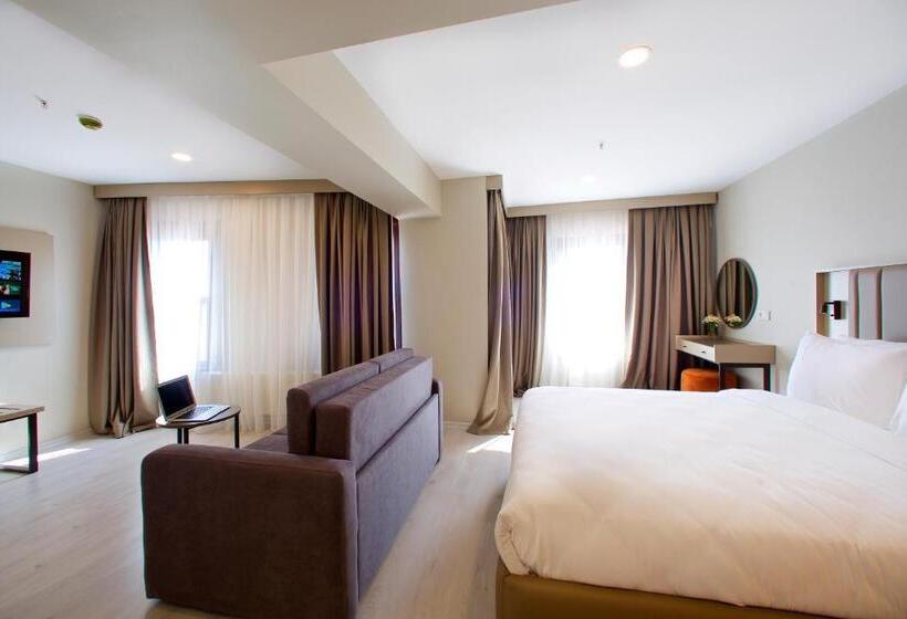 غرفة عائلية, Joy Taksim