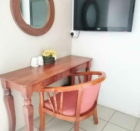 豪华三人间, Johns Place