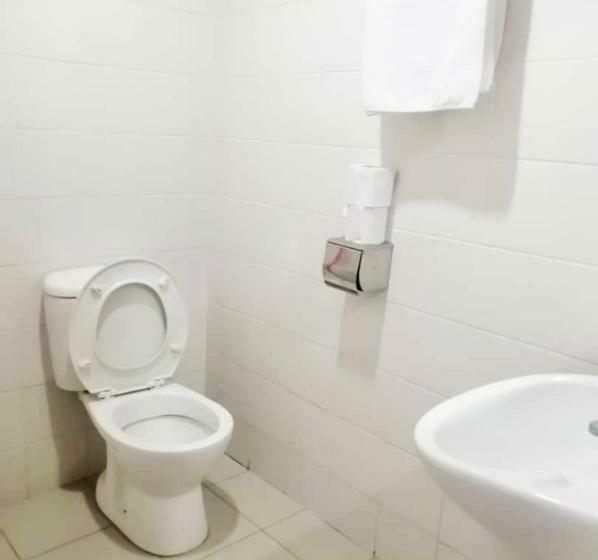 豪华三人间, Johns Place